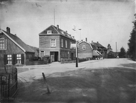 842613 Gezicht op de verruimde bocht in de provinciale weg no. 5 (De Meern-Oudewater) ter hoogte van Oudewater.